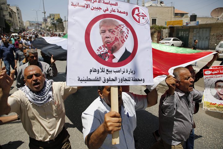 محتجون وسياسيون فلسطينيون يرفضون السياسة الأمريكية