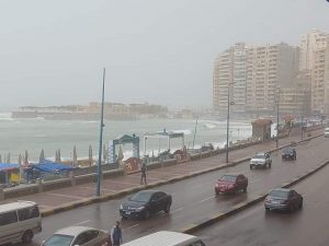 عاصفة ترابية وأمطار متوسطة وشديدة بالإسكندرية