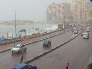 عاصفة ترابية وأمطار متوسطة وشديدة بالإسكندرية