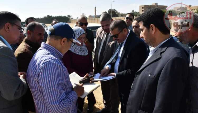 "السكرتير المساعد" ووفد جامعة الفيوم يتفقدان أرض المشروع الزراعي المتكامل بقصر الباسل