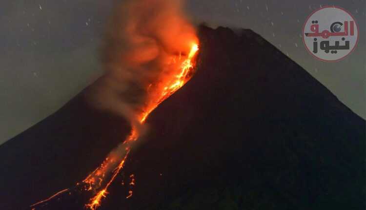 بركان ميرابي في إندونيسيا ينفث حممًا منصهرة