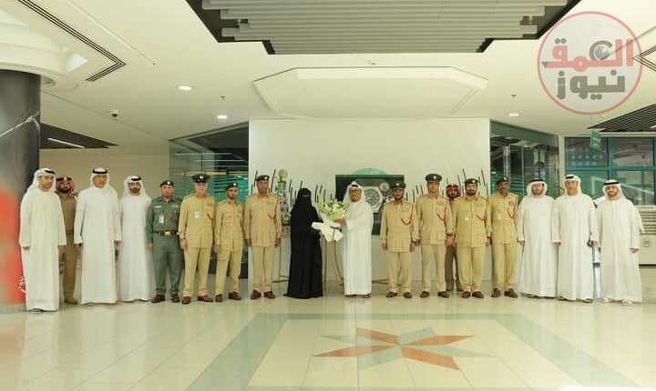 " ضاحي خلفان " يتلقى مجسما تذكاريا بمناسبة ذكري تأسيس قوة شرطة دبي