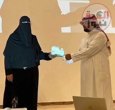 عميد كلية الطب بالقنفذة جامعة ام القرى يكرم الدكتورة إيمان سيف الدين