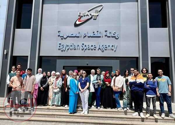زهور روسية في وكالة الفضاء المصرية